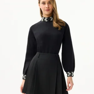 Pull à col et poignets fleuris – noir ou écru