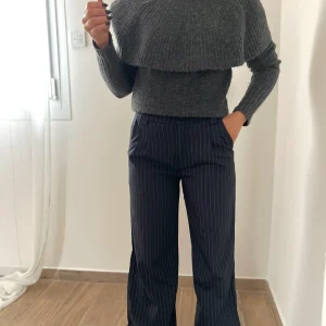 LE PANTALON À PINCES BLEU MARINE