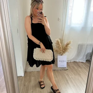 LA ROBE VAPOREUSE NOIRE