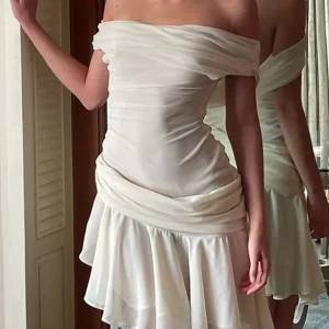 Inrosy robe courte moulante irrégulière mousseline tulle à volantée une épaule sans manches femme élégant de cocktail