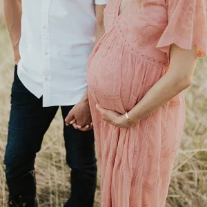Inrosy longue robe de grossesse dentelle v-cou manches courtes femme enceinte élégant bohème