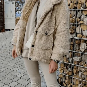 Inrosy manteau en mouton teddy boutonnage poches col revers manches longues femme casual mode décontracté veste