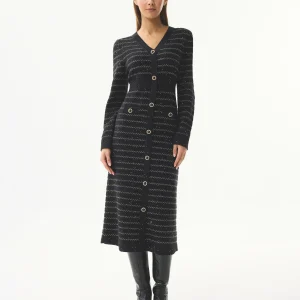 Robe longue en maille noire à boutons dorés