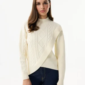 Pull en maille torsadée à coupe croisée
